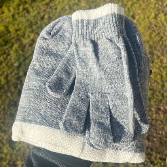 TRUE RELIGION gray and white beanie and gloves set , NWT - Picture 6 of 8